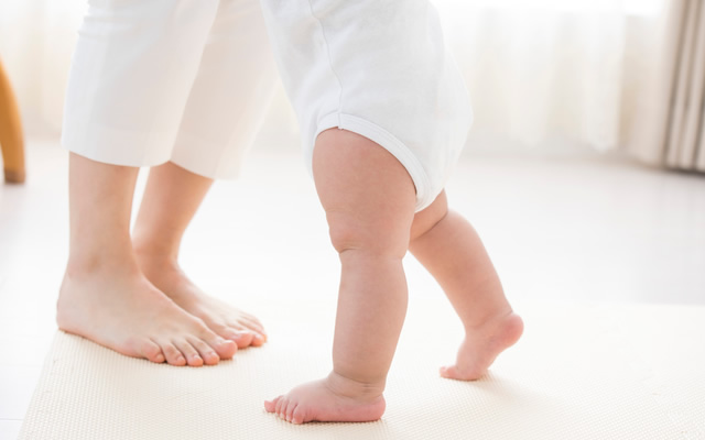 怎样为宝宝选择鞋子 连载第1部分 学步专家 如是说爬行的重要性和足部发育以及选择步前鞋的 5条标准 怀孕 分娩 Miki House 全球网址
