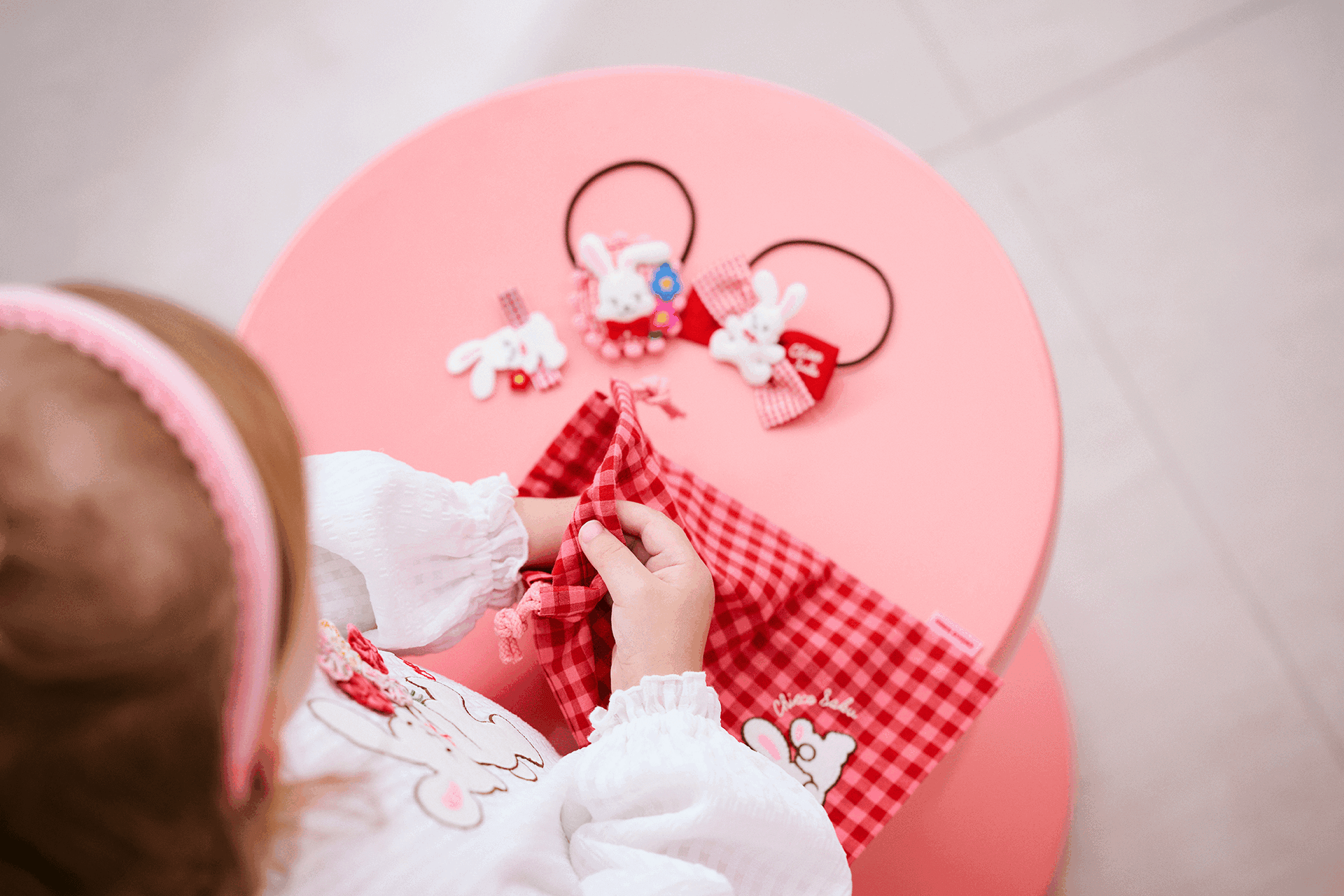 チエコサクアクセサリーを巾着袋にしまう女の子