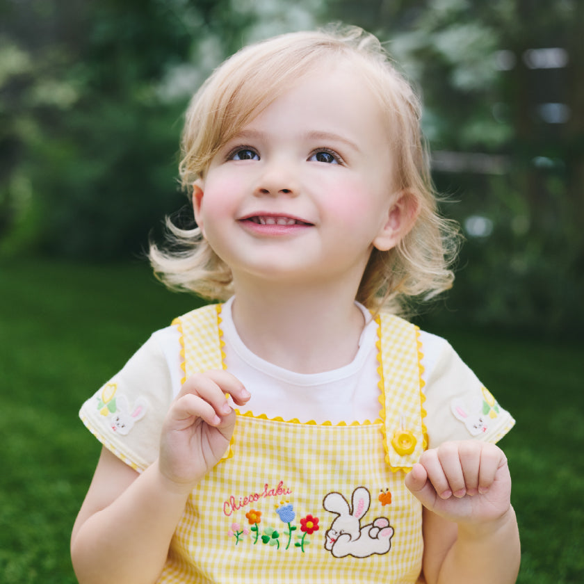 2026年春夏チエコサクの服を着たモデル