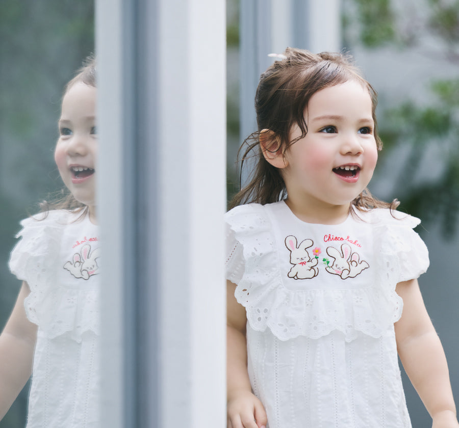 2026年春夏チエコサクの服を着たモデル