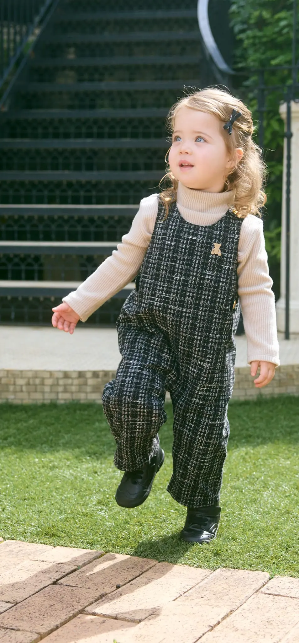 トランクの上に並べられた、カラフルな子ども用スニーカーが7足