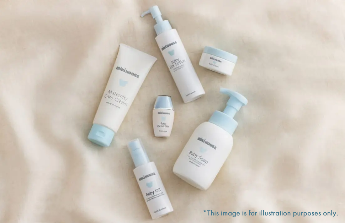 スキンケア商品が並べられた布の上の写真